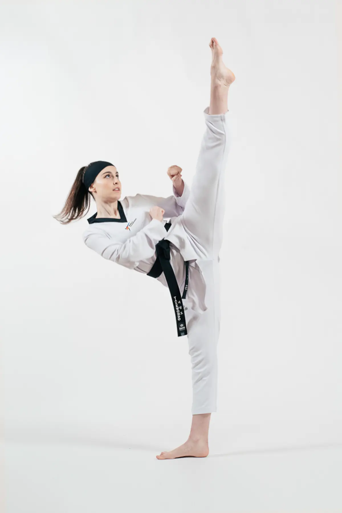 Deportista ejecutando una técnica de artes marciales