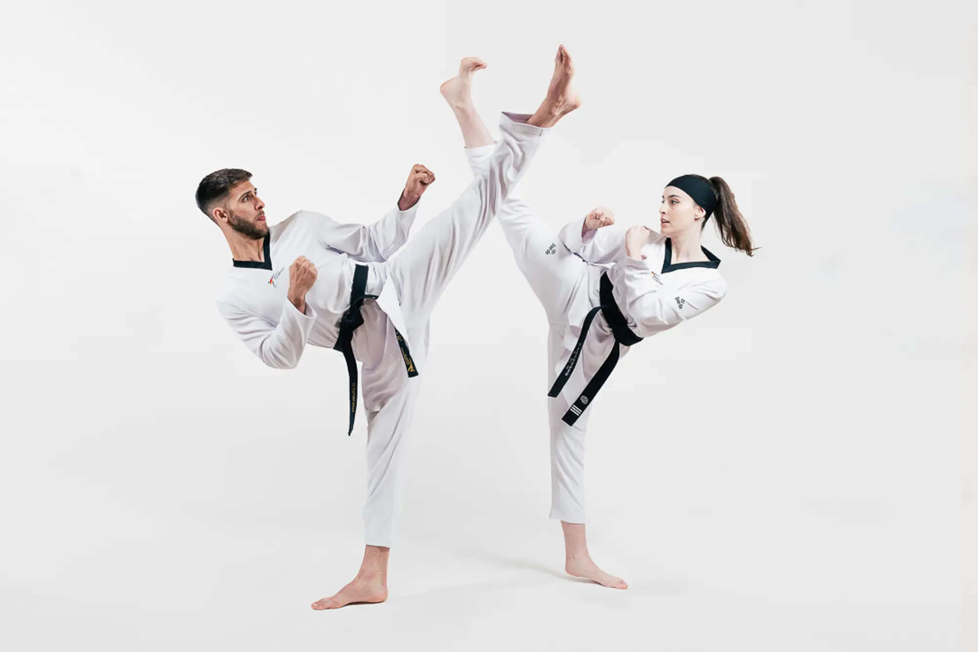 Dos deportistas ejecutando técnicas de artes marciales
