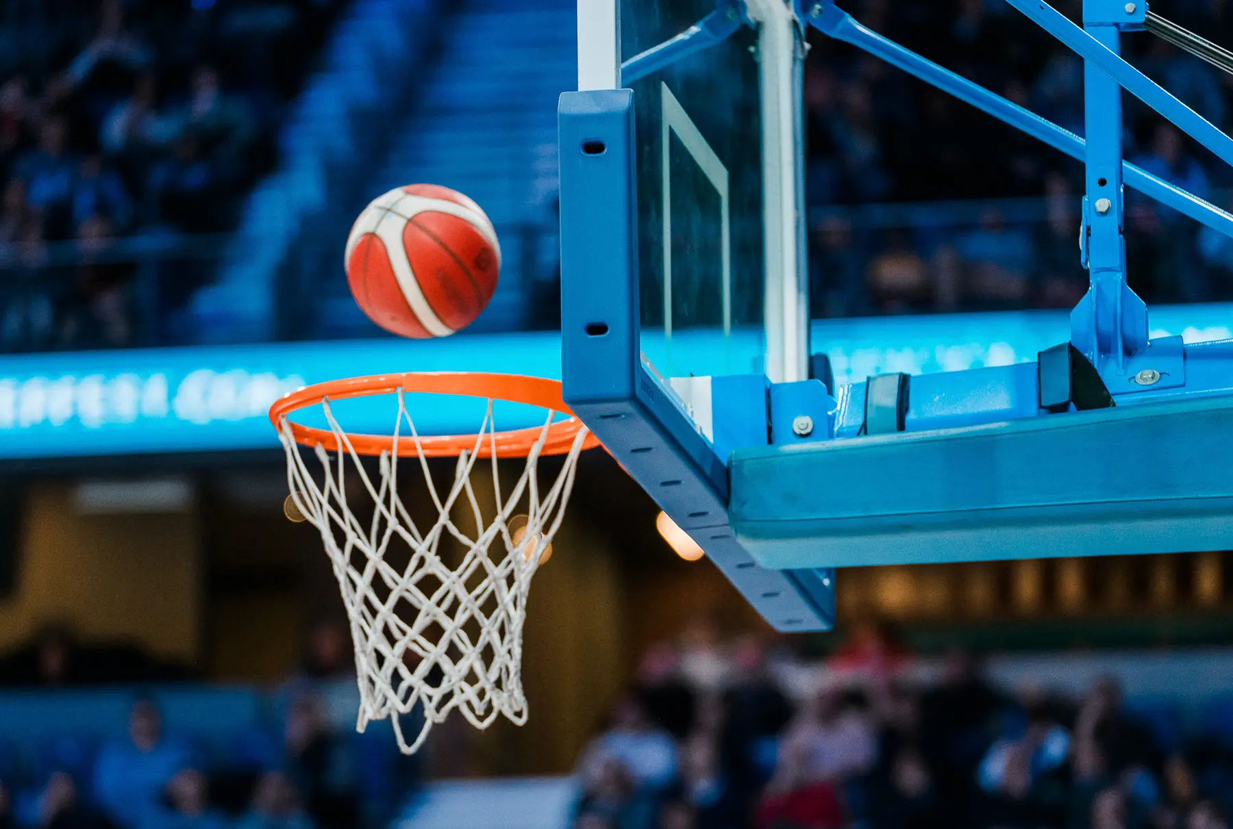 Acción de baloncesto durante un partido