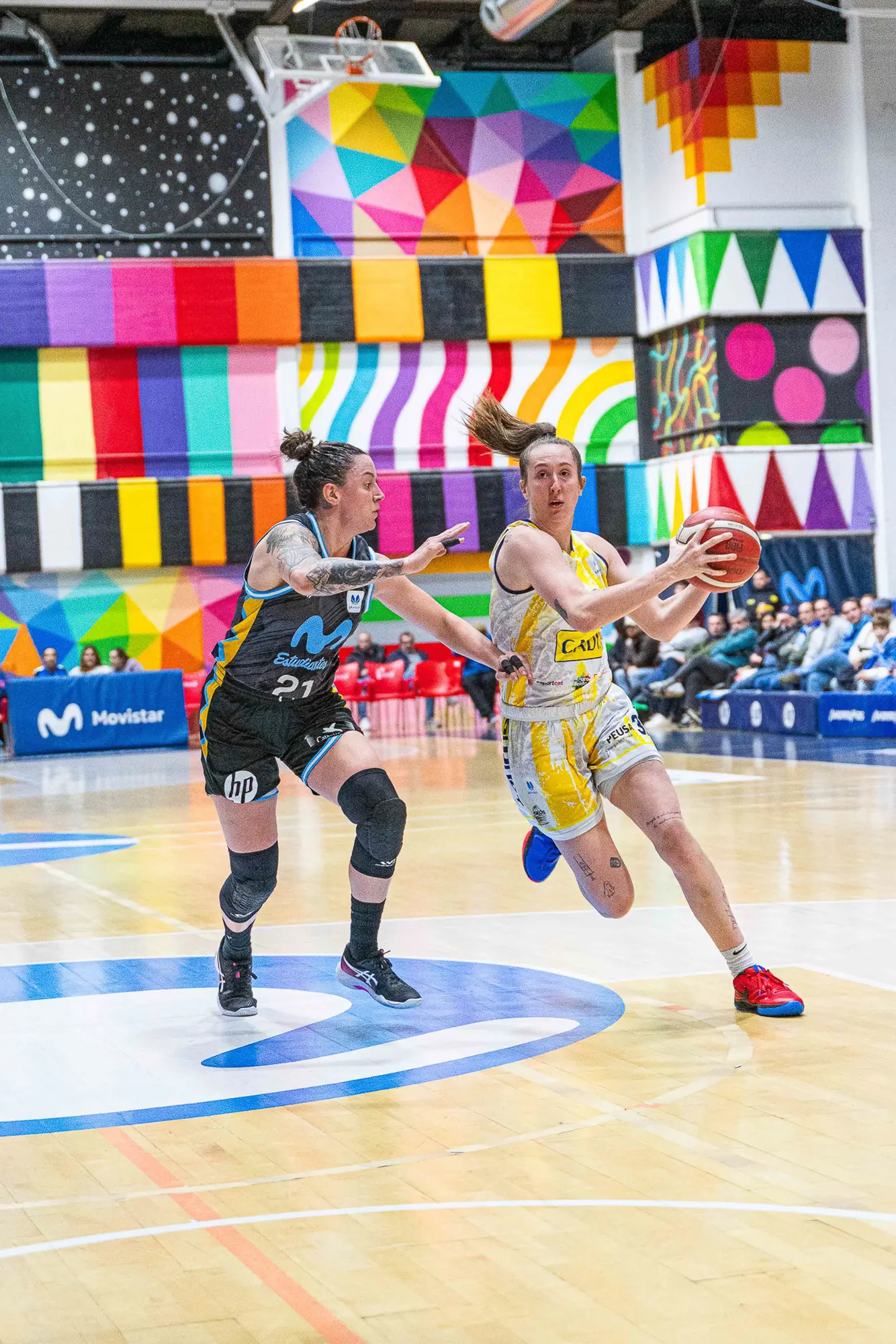 Jugadora de baloncesto penetrando hacia la canasta