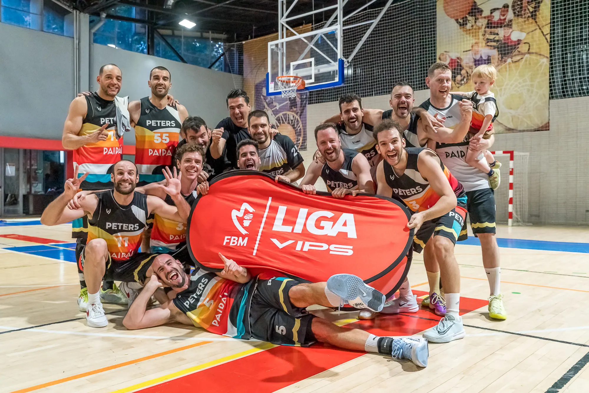 Equipo de baloncesto celebrando un campeonato
