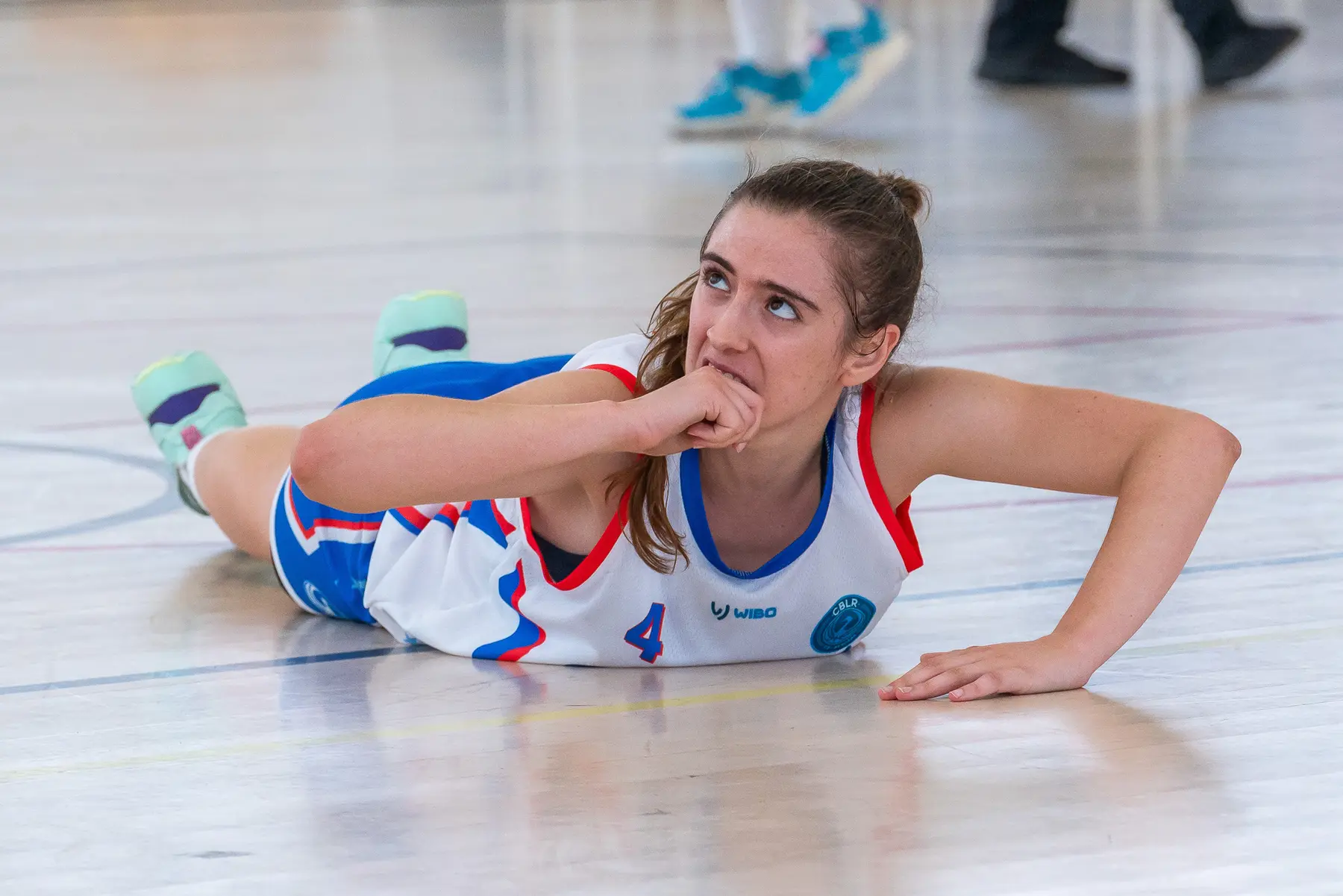 Jugadora de baloncesto tras una acción decisiva