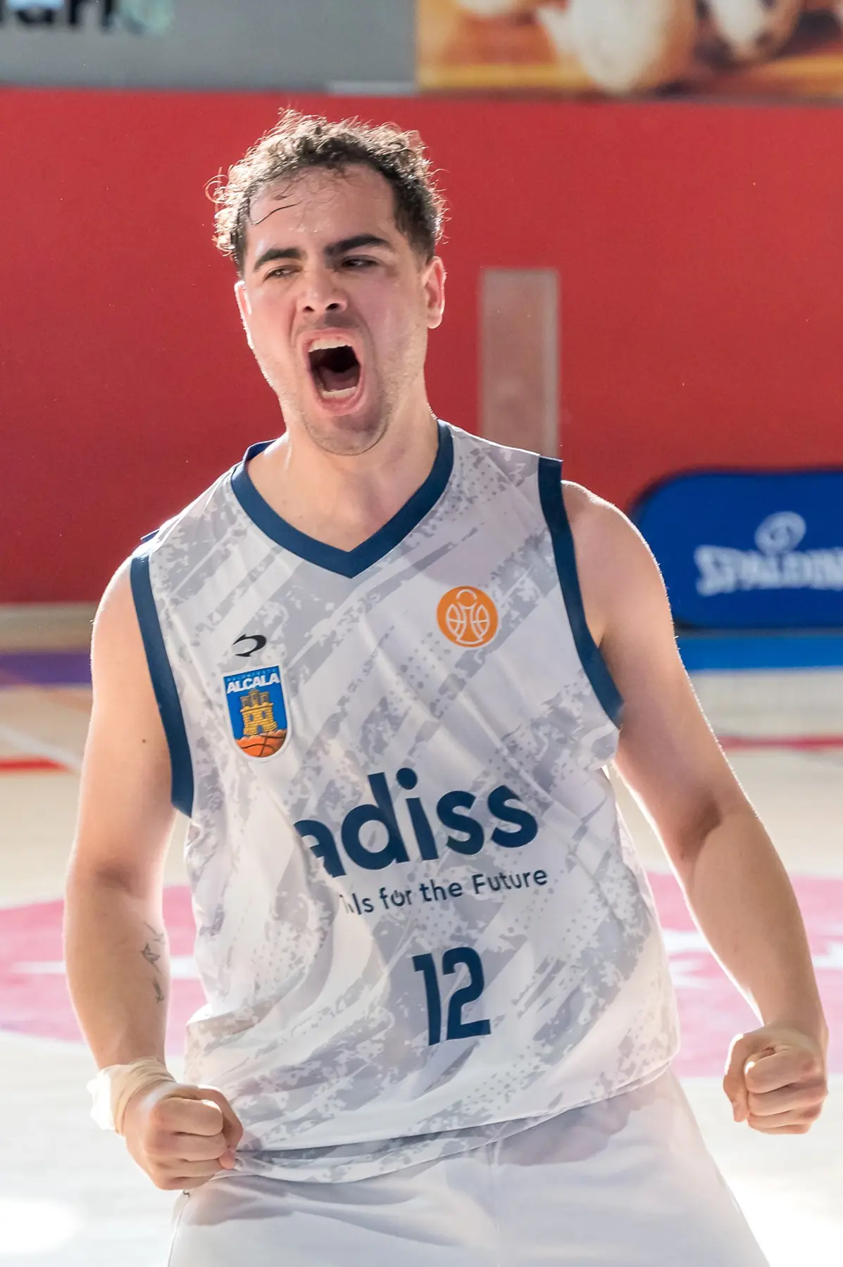 Retrato expresivo de un jugador de baloncesto