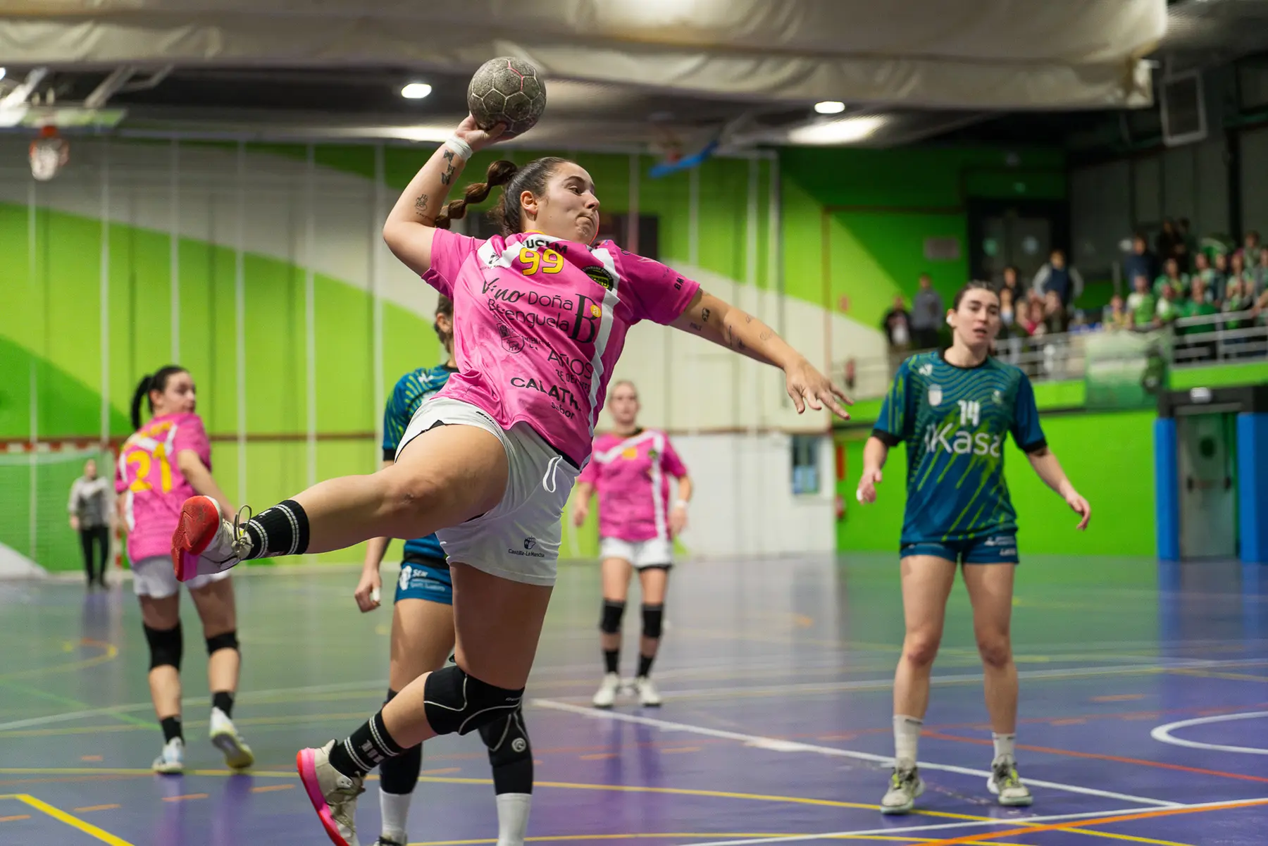 Jugador de balonmano elevándose para lanzar a portería