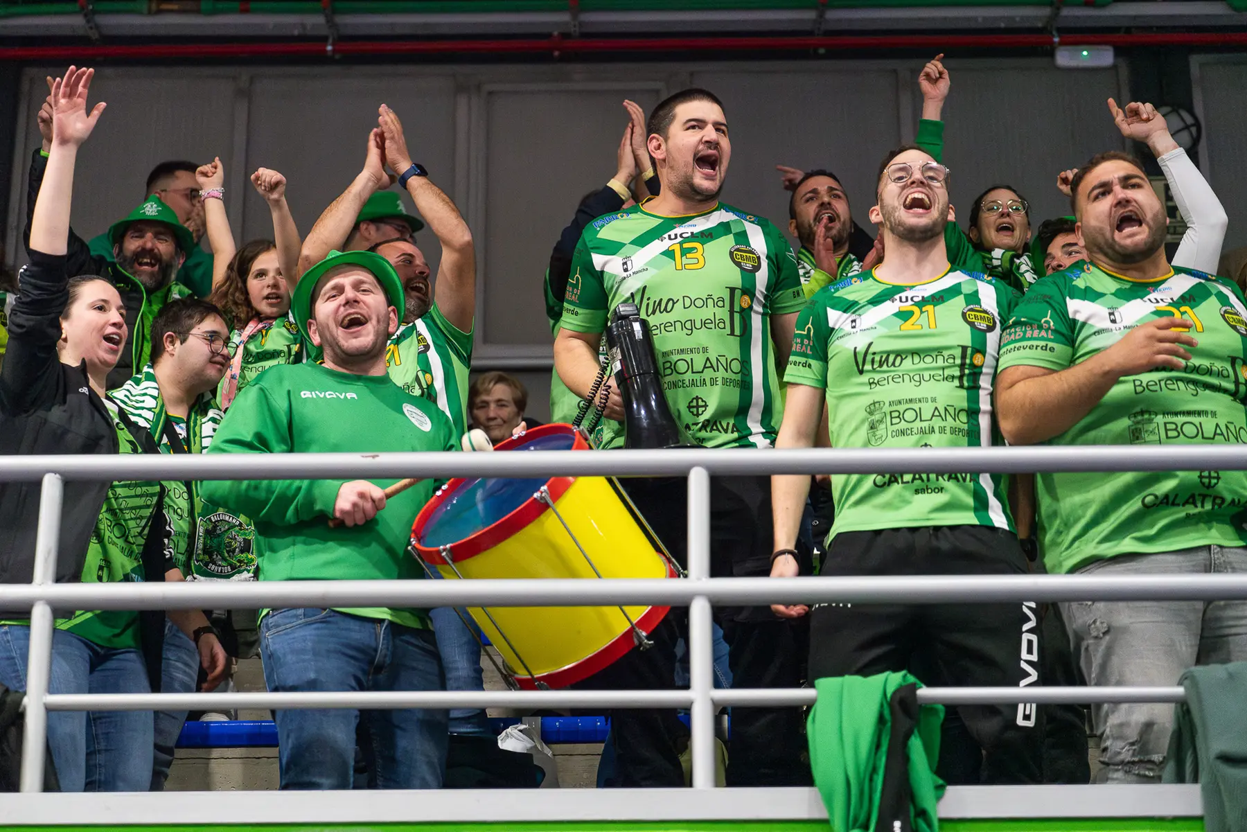 Acción ofensiva durante un partido de balonmano