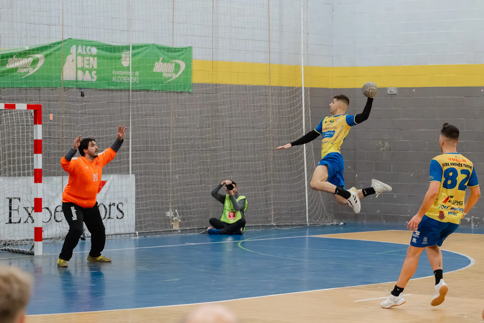Jugador de balonmano suspendido ante la portería