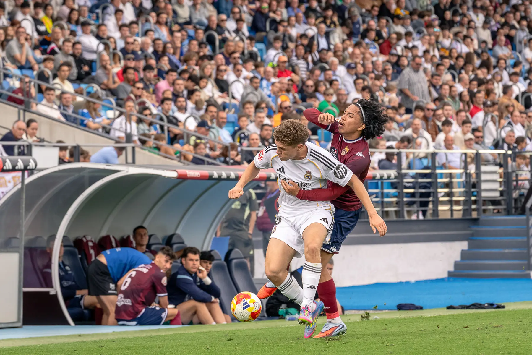 Disputa de balón en un partido de fútbol