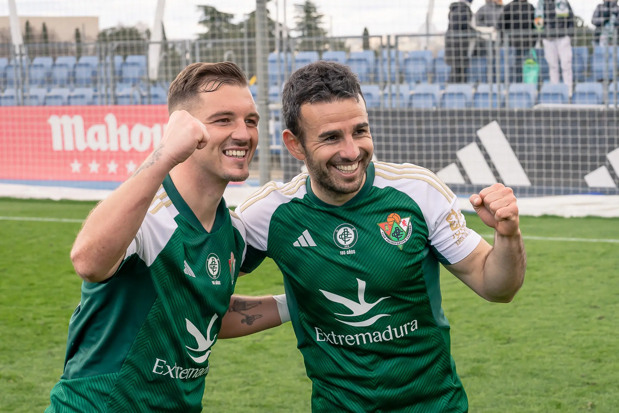 Dos futbolistas celebrando una victoria