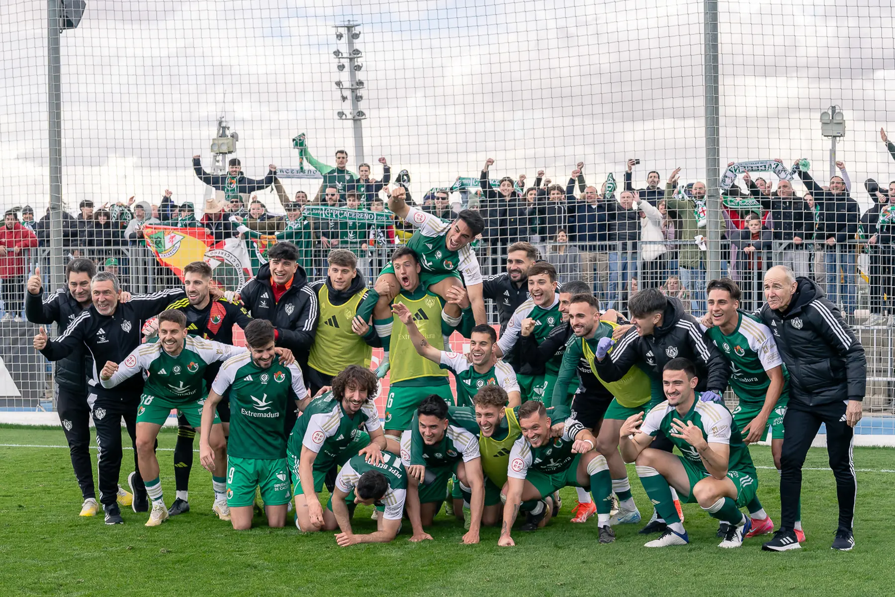 Equipo de fútbol celebrando unido